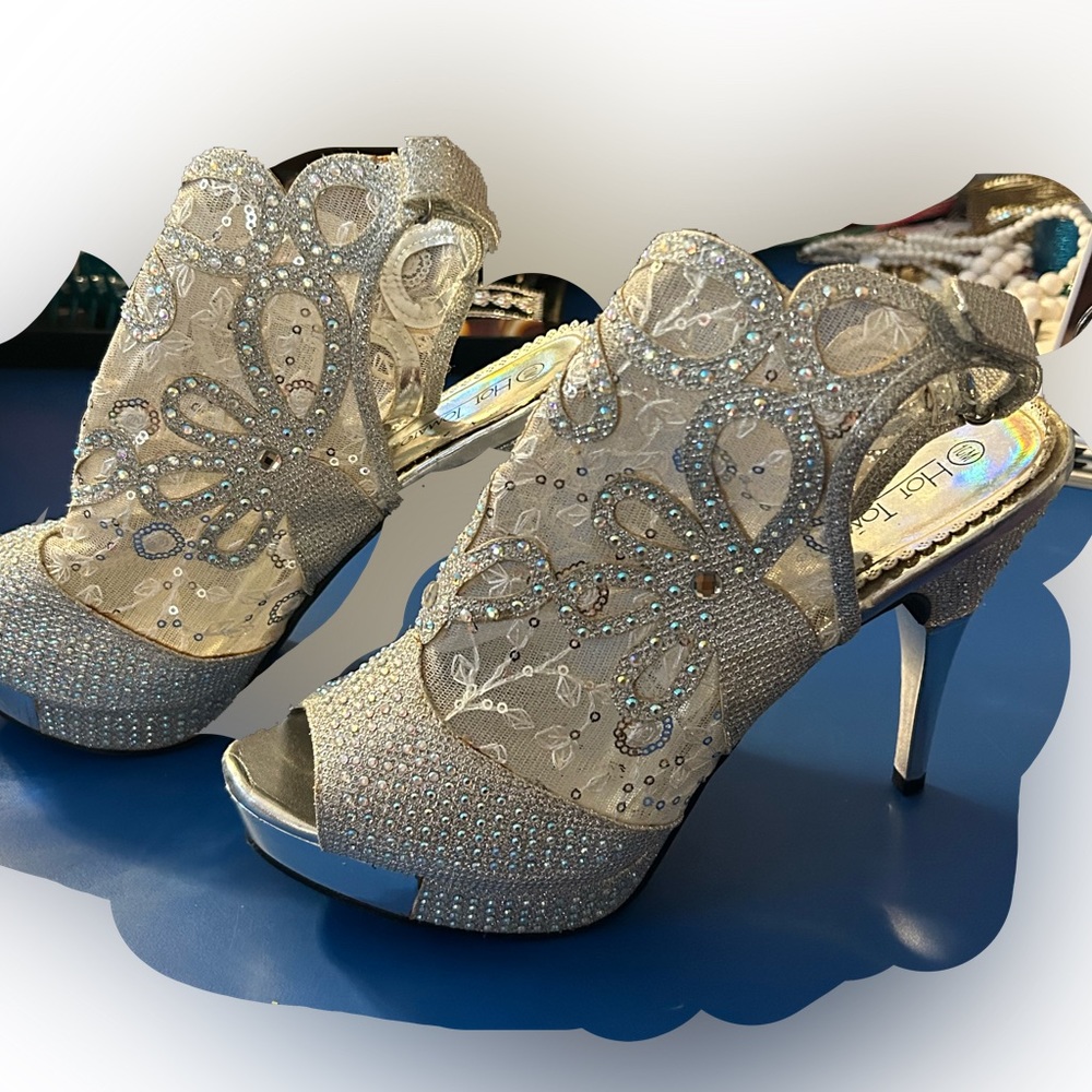 Barely worn, excellent condition rhinestone glitter with silver undertone Shoes